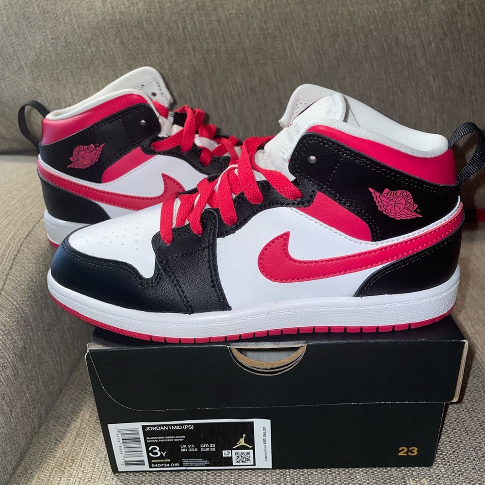 Air Jordan 1 Mid Very Berry Black White